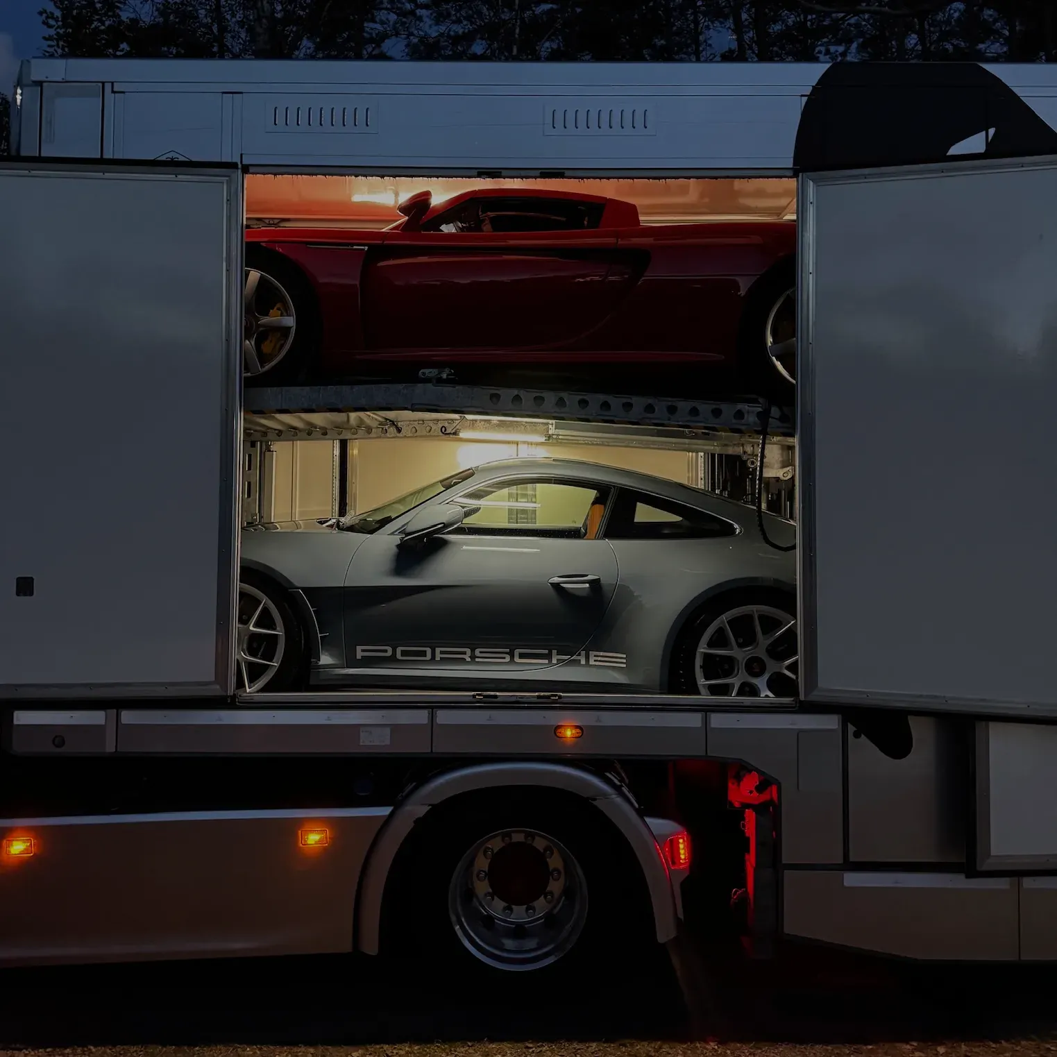 Porsche på två våningar i den täckta trailern
