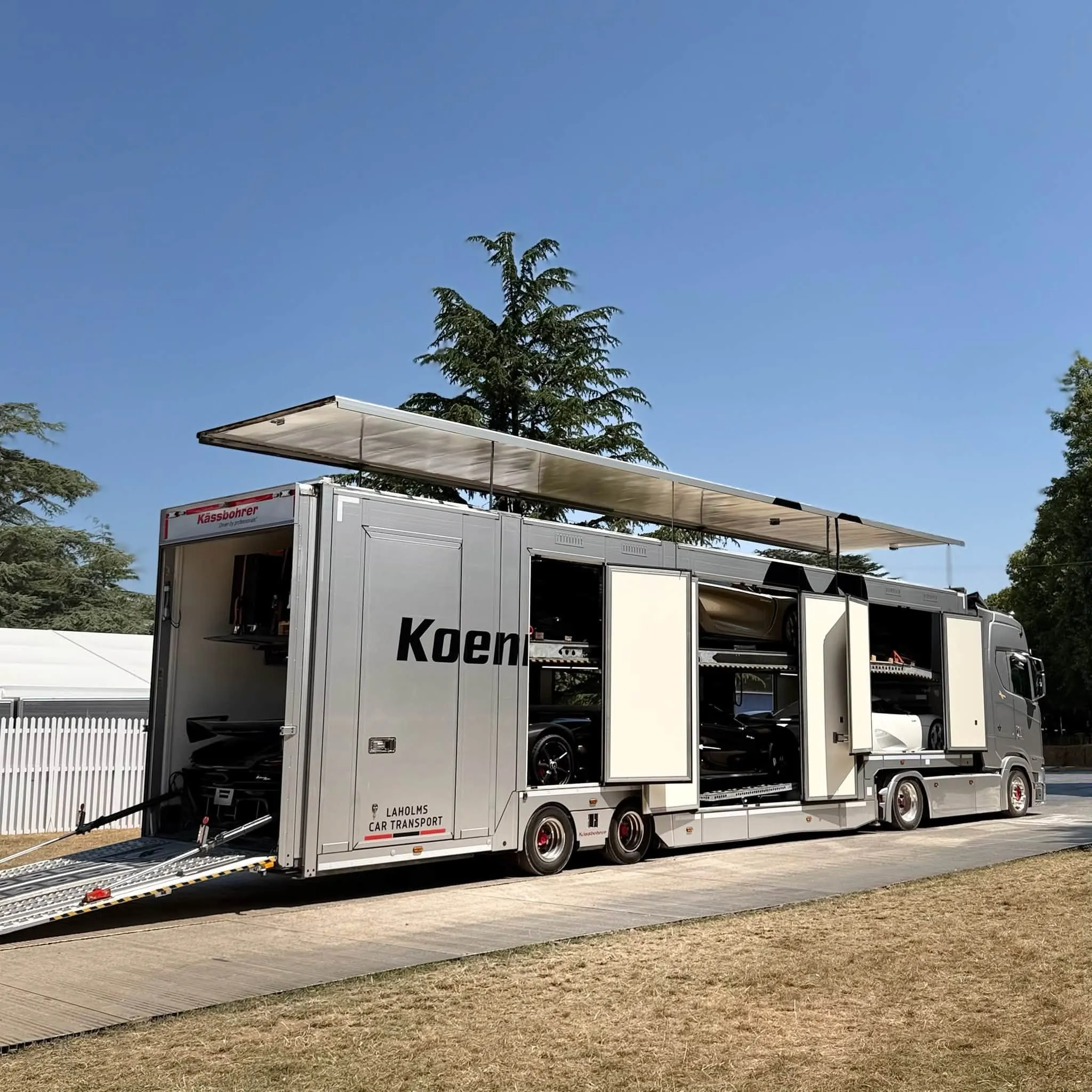 Trailer med Koenigsegg-dekor uppställd på ett event