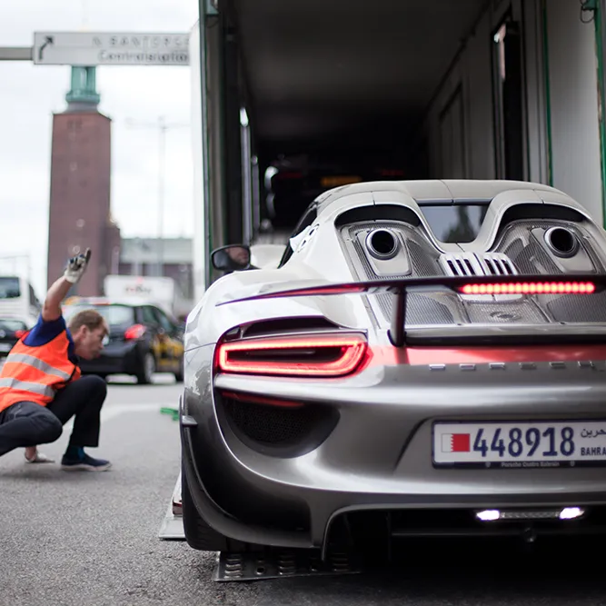 En Porsche 918 lastas in i den täckta trailern