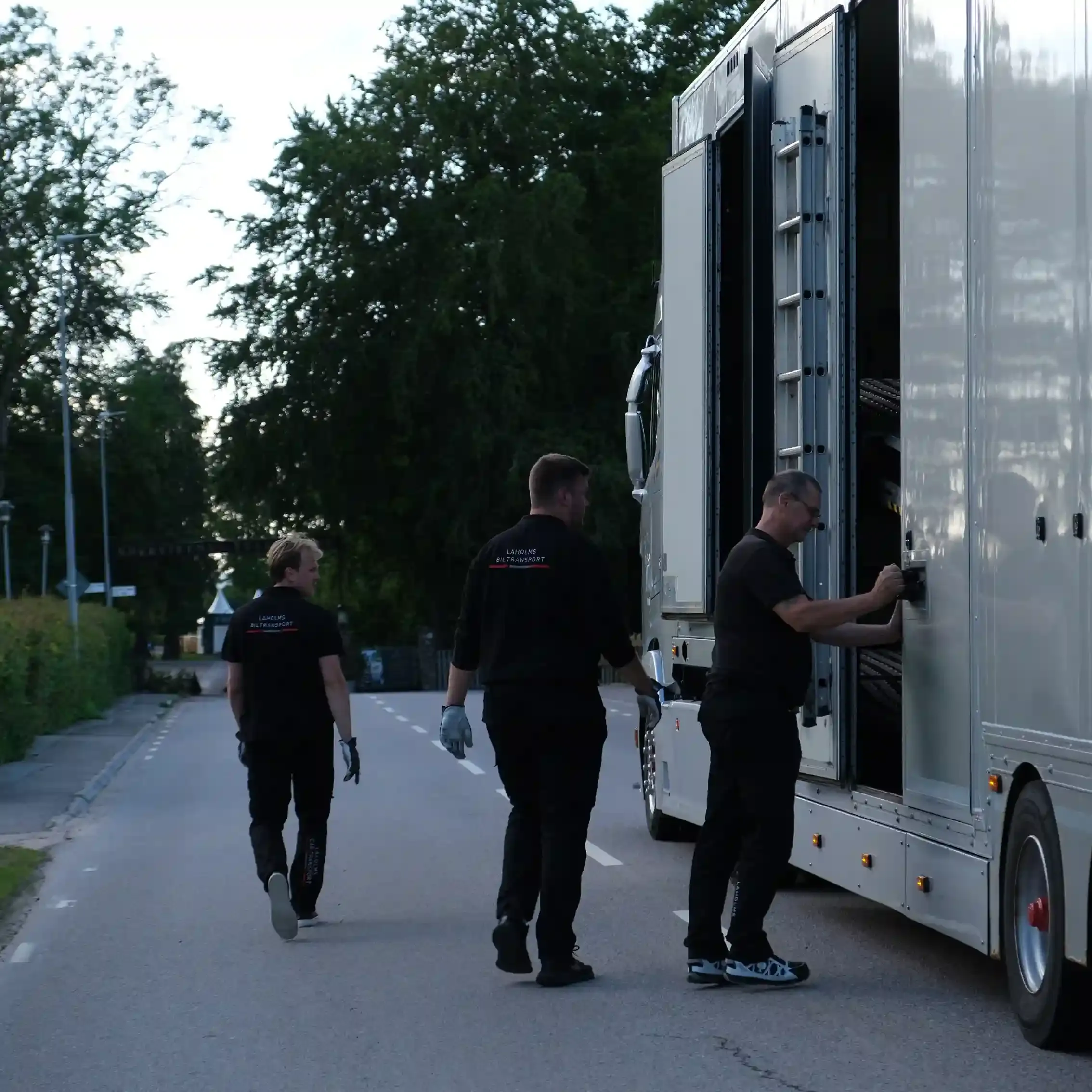 Teamet från Laholms Biltransport går mot trailern